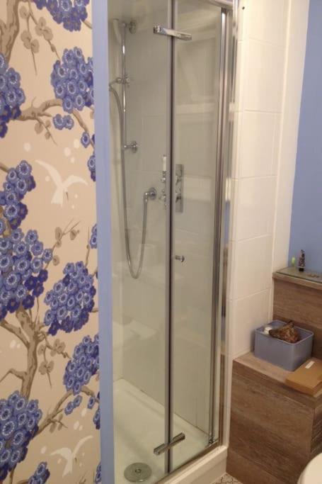 Charming English Style Studio Flat Лондон Экстерьер фото