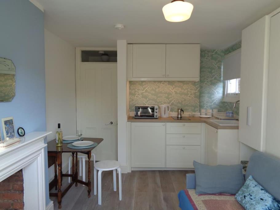 Charming English Style Studio Flat Лондон Экстерьер фото