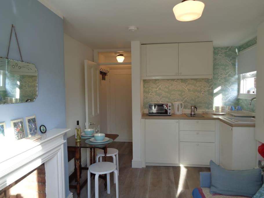 Charming English Style Studio Flat Лондон Экстерьер фото