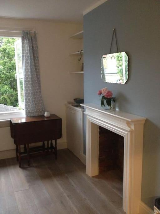 Charming English Style Studio Flat Лондон Экстерьер фото