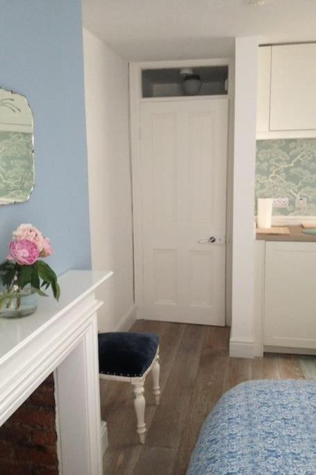 Charming English Style Studio Flat Лондон Экстерьер фото